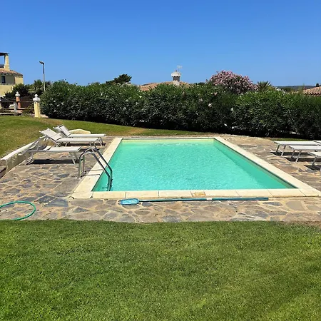 Claudia, Piscina Privata Стинтино