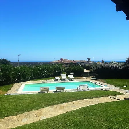 Claudia, Piscina Privata Стинтино